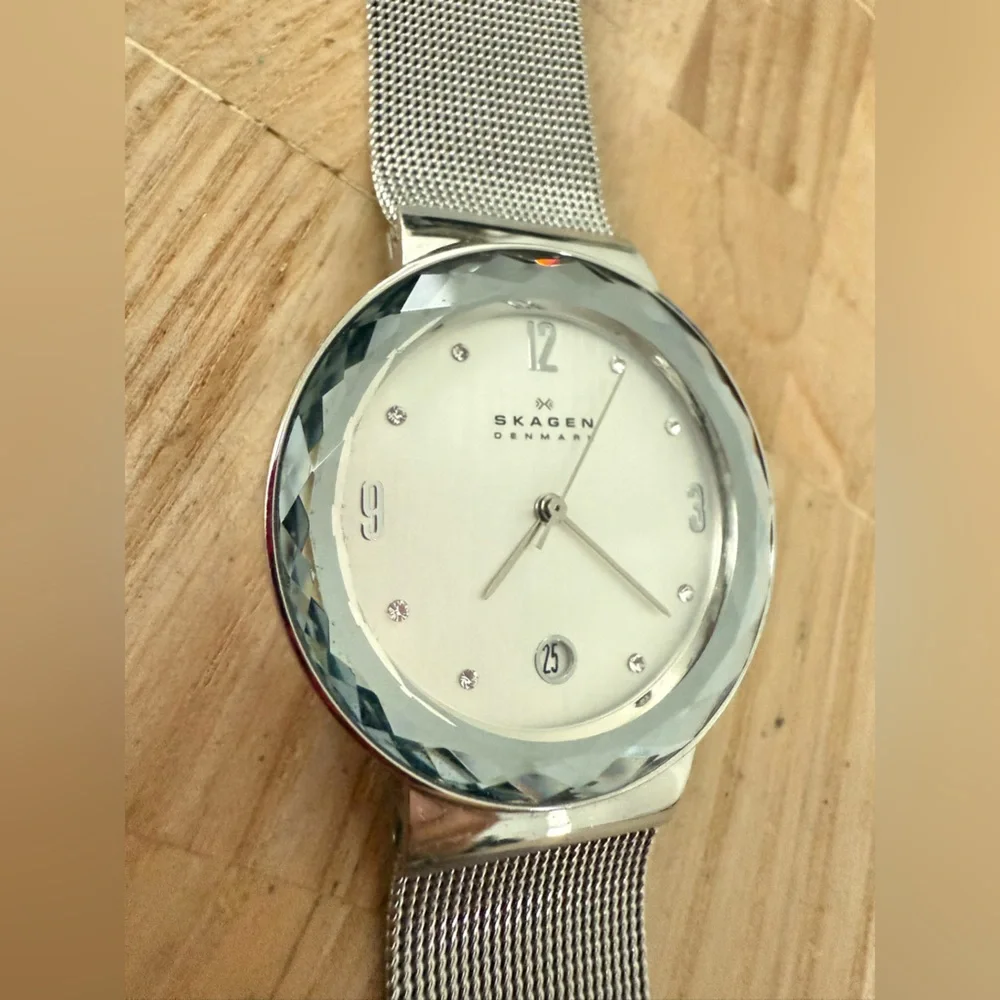 Skagen ladies steel Leonora faceted glass watch NEW BATTERY